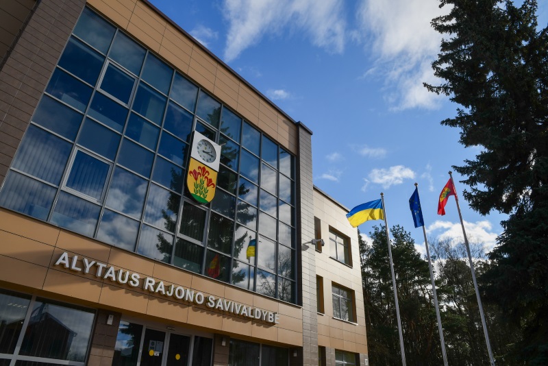 Prie Alytaus rajono savivaldybės pastato iškelta Ukrainos Respublikos vėliava.
