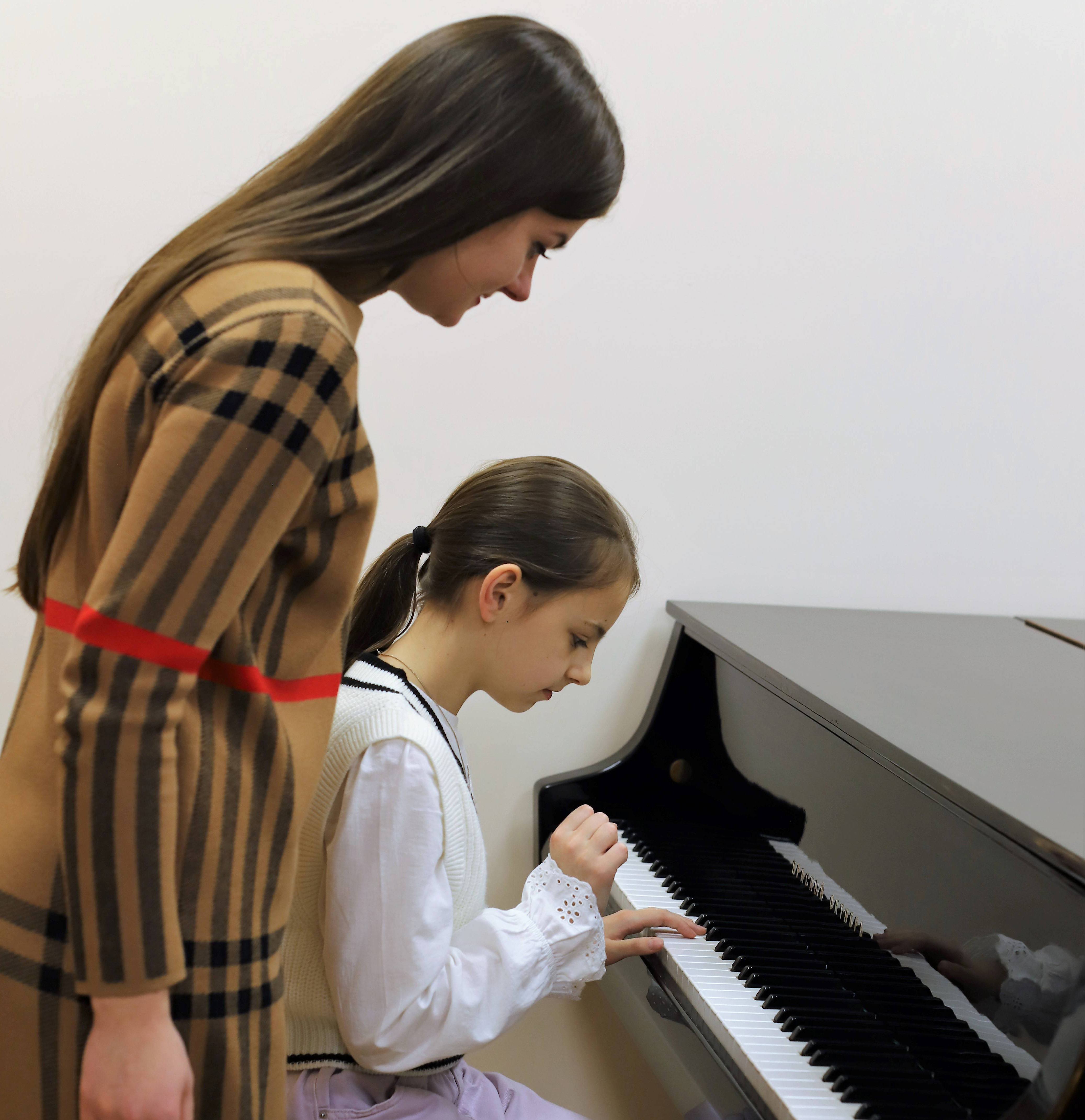 Marija Lysenko ir Alytaus muzikos mokyklos direktorė Gabrielė Dambauskaitė. Zitos STANKEVIČIENĖS nuotr.
