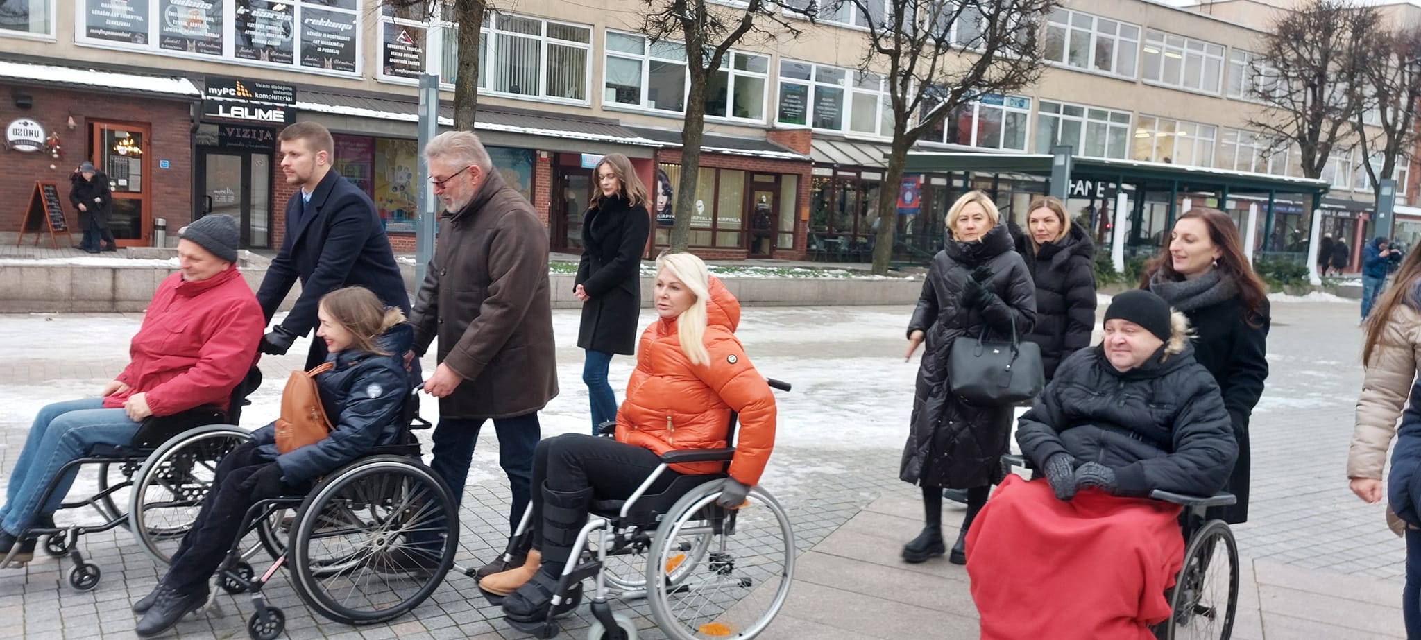 Akcija „Pasimatuok negalią“ startavo Rotušės aikštėje. Sau­lės Pin­ke­vi­čie­nės nuotr. 