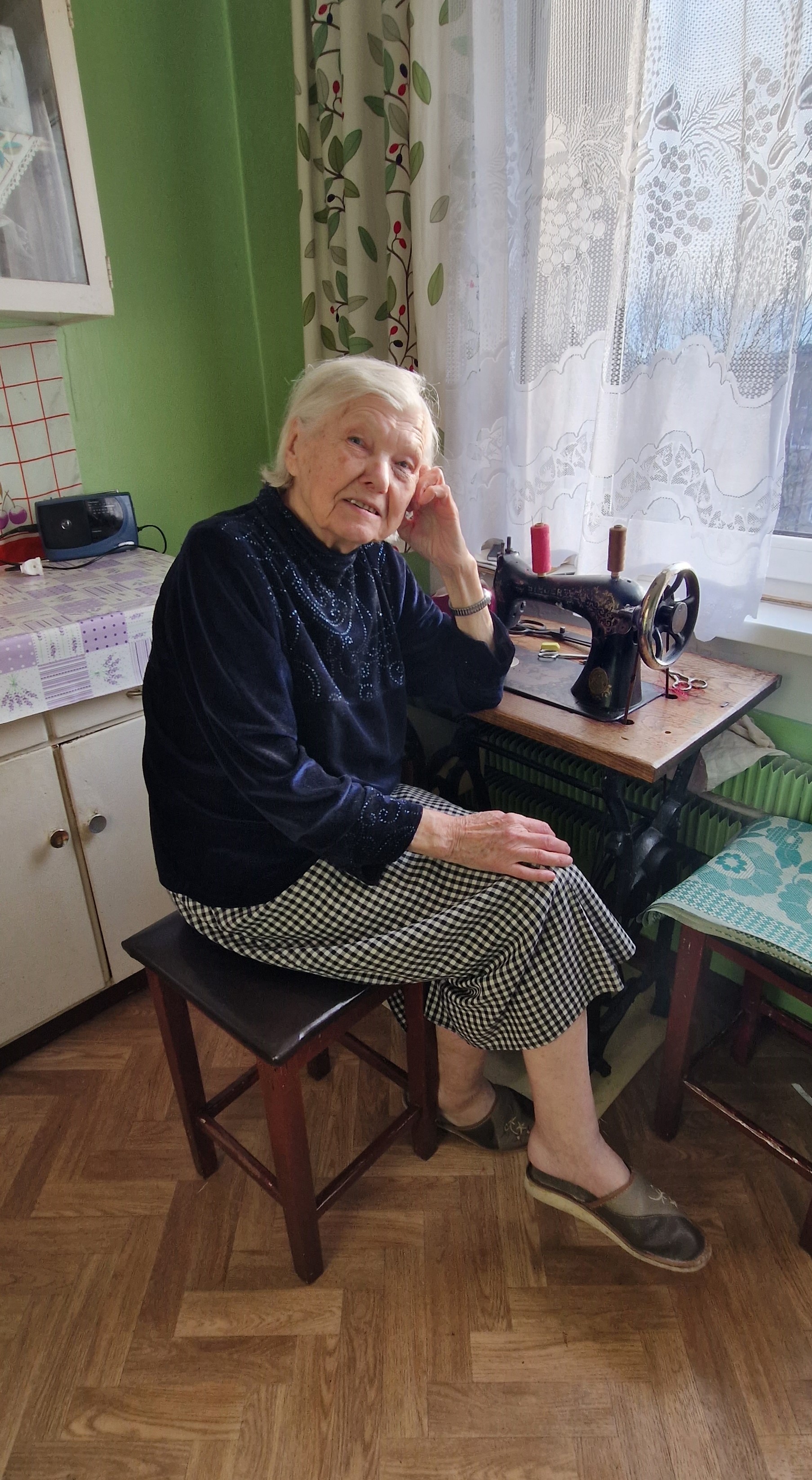 Monika Sapiegaitė-Maknickienė ta pačia „Singer“ siuvimo mašina siuva jau gerokai per septyniasdešimt metų. Zitos Stankevičienės nuotr.