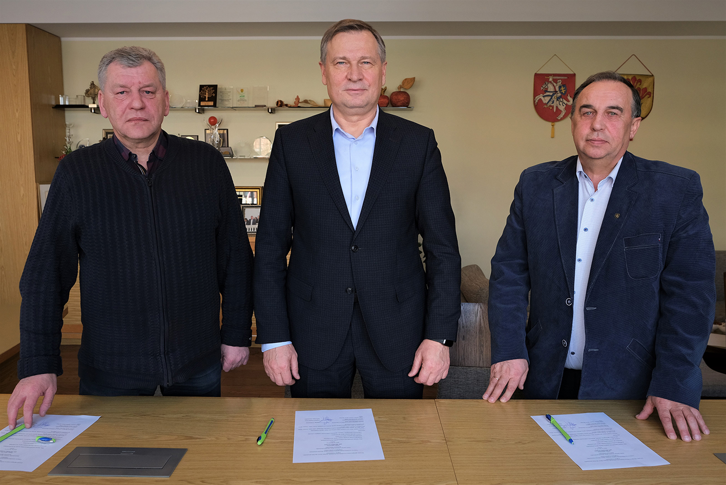 Deklaracijos dėl bendro darbo pasirašymo metu (iš kairės) Raimundas Markauskas, Algirdas Vrubliauskas ir Virgilijus Pranskevičius.