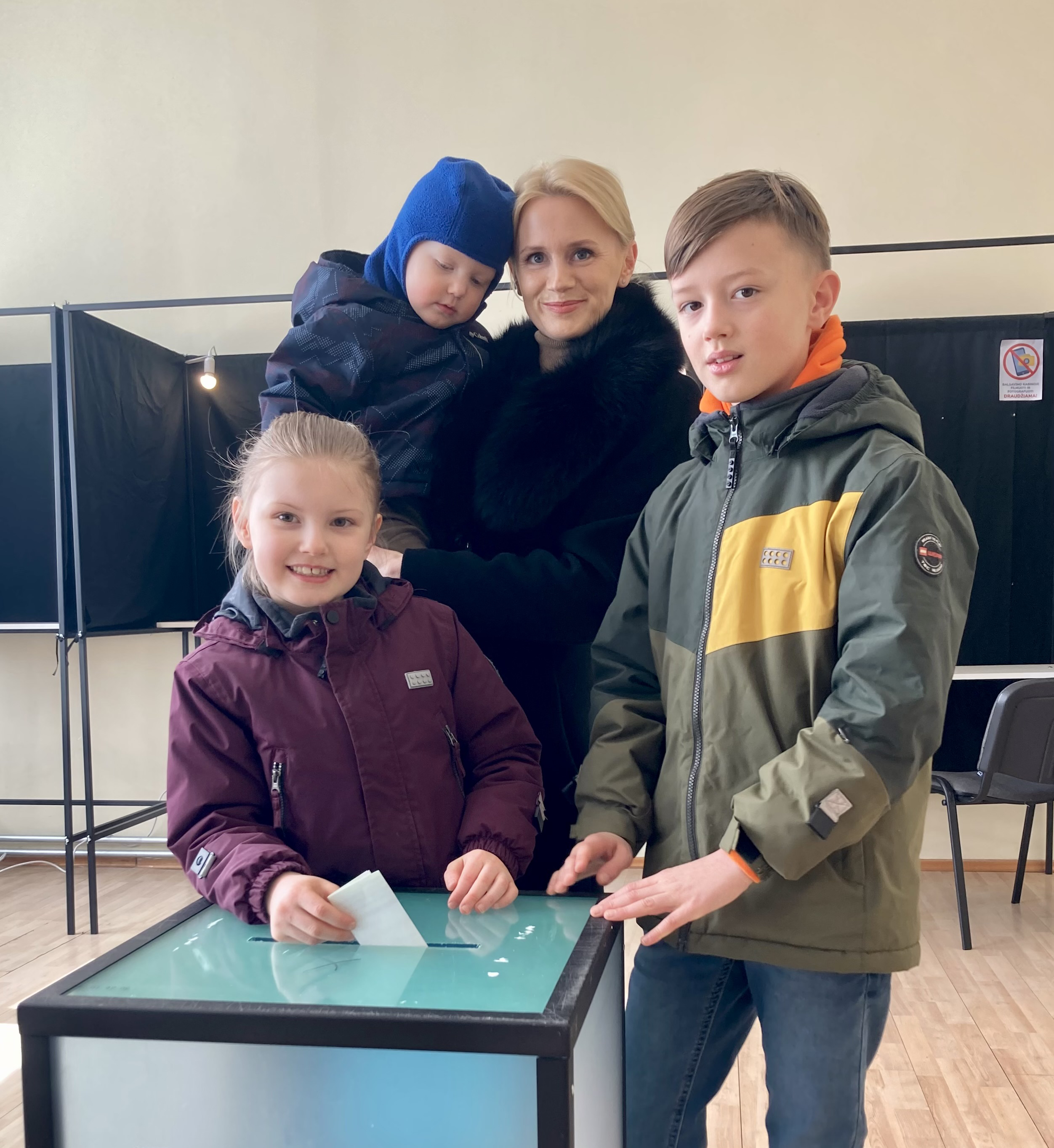 Rasa Vitkauskienė – Daugų balsavimo apylinkėje su dviem sūnumis ir dukra.