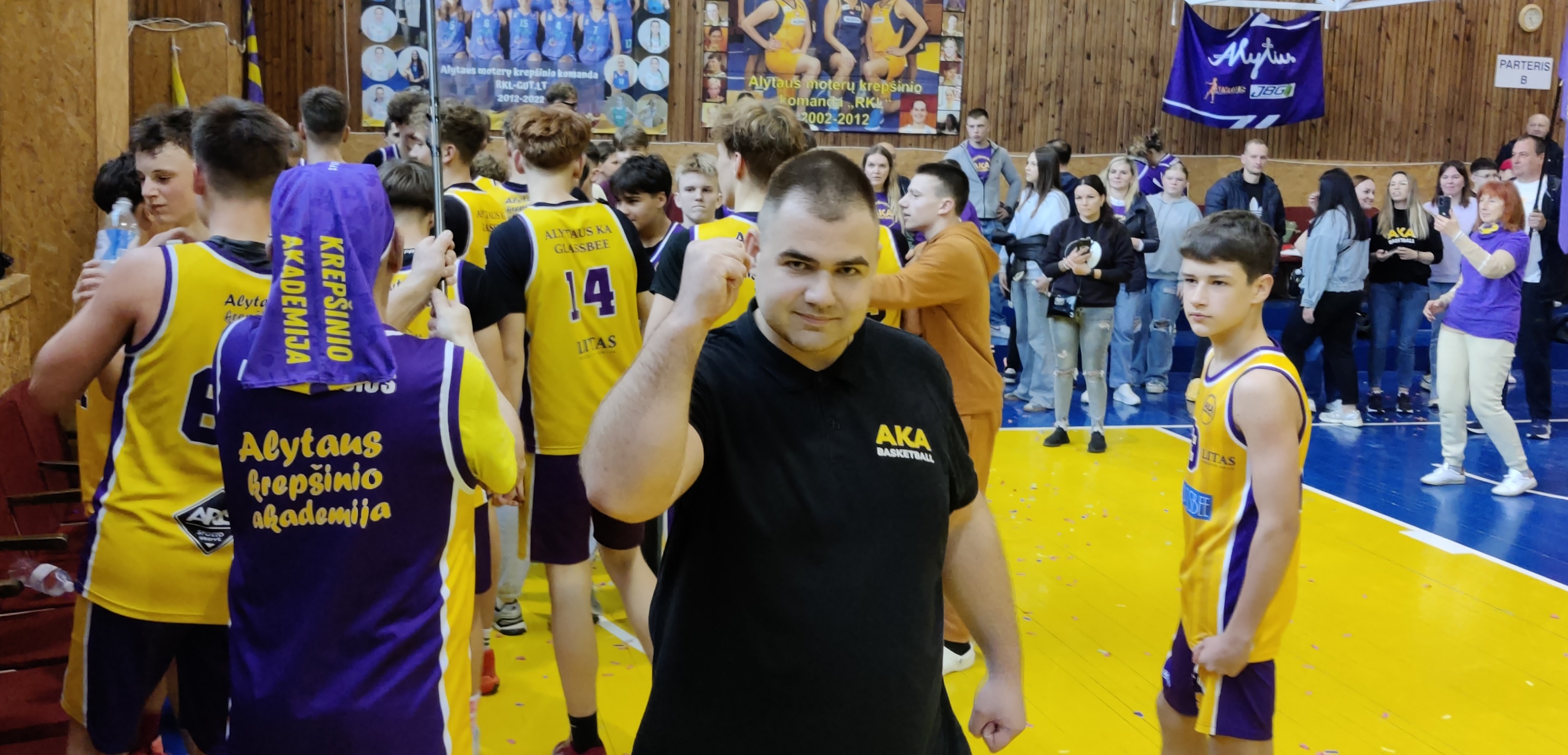 Treneris E. Jančiukas su komanda nugalėtoja ir jos sirgaliais