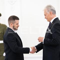 Prezidentas apdovanoja vieną iš futbolininko gelbėtojų A. Petrauską. E. Rauluševičiaus nuotr. 