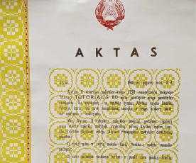 Po ąžuoliukais rastos duženos, nes laiškai buvo sudėti buteliuose. Butelyje rastas aktas liudija, kad 1968 metų gegužės 4 dieną mokytojas Stasys Totorius 80-ojo jubiliejaus proga savo rankomis pasodino ąžuoliuką prie 2-osios vidurinės mokyklos. Be kita ko, rašoma, kad šios mokyklos mokiniai įsipareigoja „rūpestingai prižiūrėti, auginti ir puoselėti jubiliato rankomis pasodintą ąžuoliuką“. Zi­tos Stan­ke­vi­čie­nės nuotr.