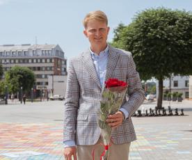 Giedrius Griškevičius sa­vi­val­dy­bės ad­mi­nist­ra­ci­jo­s direktoriaus pavaduotojo pareigas užims nuo lie­pos 5-osios ir ku­ruos švie­ti­mo, kul­tū­ros, spor­to klau­si­mus.