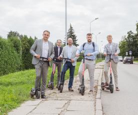 Meras Nerijus Cesiulis ir jo komanda: patarėjai Aurelijus Jaruševičius, Saulius Ivoška, vicemeras Povilas Labukas ir miesto savivaldybės administracijos direktorės pavaduotojas Giedrius Griškevičius apžiūrėjo miestą važiuodami paspirtukais. Alytaus miesto savivaldybės nuotr.