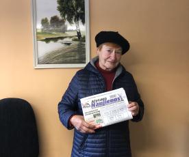 Aly­tiš­kė Ele­na Je­ge­le­vi­čie­nė „Aly­taus nau­jie­nas“ pre­nu­me­ruo­ja 51-erius me­tus, nuo 1972-ųjų. Sen­jo­ra Ele­na pir­mo­ji už­si­pre­nu­me­ra­vo mū­sų laik­raš­tį ir 2024 me­tams. „Sa­vo po­mė­gio skai­ty­ti ne­per­trau­kiau per tuos pen­kis de­šimt­me­čius ir, kol ga­lė­siu skai­ty­ti, – skai­ty­siu. Ma­ne do­mi­na vi­sos ži­nios – nuo po­li­ti­kos iki rank­dar­bių, re­cep­tų“, – at­vi­rai sa­ko Ele­na.