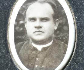 Kunigas Feliksas Baltuška. Nuotrauka nuo jo antkapinio paminklo. Beje, kunigo krikštamotė buvo Juozo Tumo-Vaižganto mama Barbora Morta Tumienė (Baltuškaitė).