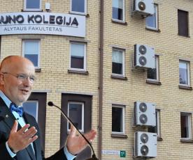 Seimo pirmininkas J. Olekas viešnagę Dzūkijos sostinėje baigs susitikimu su miestelėnais Kauno kolegijos Alytaus filialo salėje (Ligoninės g. 2)