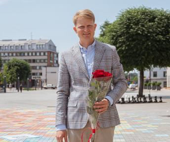 Giedrius Griškevičius sa­vi­val­dy­bės ad­mi­nist­ra­ci­jo­s direktoriaus pavaduotojo pareigas užims nuo lie­pos 5-osios ir ku­ruos švie­ti­mo, kul­tū­ros, spor­to klau­si­mus.