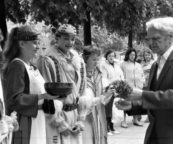 1991-ieji, tuometinėje Juozo Vito aikštėje įteikiama pirmoji Kultūros premija rinkinio „Sušaudytos dainos“ sudarytojams Vytautui Ledui (viduryje), fotoreprodukcijų autoriui Zenonui Bulgakovui (nuotraukoje nėra antrojo sudarytojo Henriko Rimkaus). Premiją įteikia vicemerė Onutė Suncovienė ir Alytaus miesto savivaldybės tarybos pirmininkas Dobilas Kurtinaitis. Zitos STANKEVIČIENĖS nuotr.