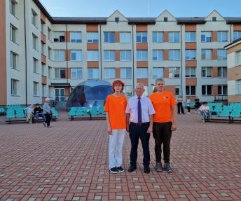 Direktoriaus pavaduotojas ugdymui Aleksandras Kirilovas ir abiturientai Matas Januša ir Gustas Nikulinas, pasiūlę idėją, kaip bendruomenei pristatyti naują erdvę – mobiliąją sceną gimnazijos kieme. Zi­tos Stan­ke­vi­čie­nės nuotr.