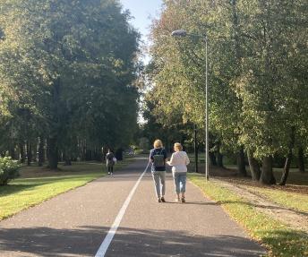 Kol rug­sė­jis dar le­pi­na va­sa­rą pri­me­nan­čia ši­lu­ma, va­ka­rų aly­tiš­kiai ne­lei­džia už­si­da­rę na­muo­se. Ne­ma­žai jų su­gu­ža į Jau­ni­mo par­ką, ku­rio erd­vės per pas­ta­ruo­sius po­rą me­tų bu­vo at­nau­jin­tos.