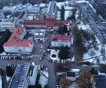 Nau­jam poliklinikos pa­sta­tui li­go­ni­nės kie­me planuojamos dvi vie­tos nuo Va­ka­ro gat­vės pu­sės.