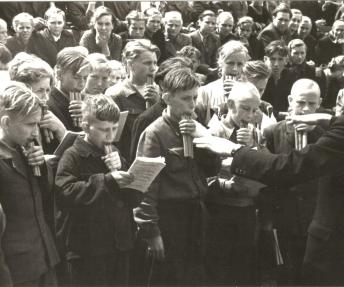 Sku­du­ti­nin­kai Aly­taus dai­nų šven­tė­je, 1958 m.  Vy­tau­to Sta­nio­nio nuotr.