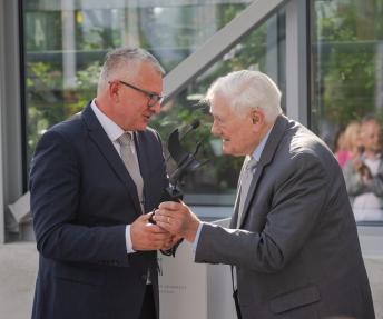 A. Reipą apdovanoja prezidentas V. Adamkus. J. Petronio nuotr.