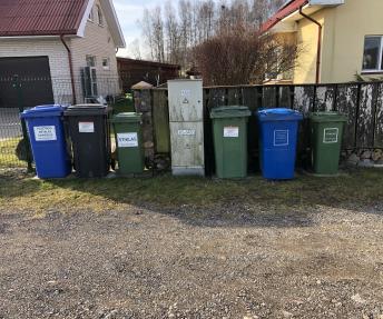 Kaimynystėje gyvenančių žmonių konteineriai.