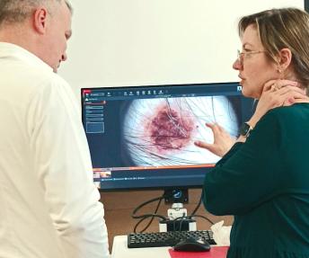 Alytaus apskrities S. Kudirkos ligoninės direktorius Svajūnas Žukauskas ir gydytoja dermatovenerologė Indrė Šaferienė.